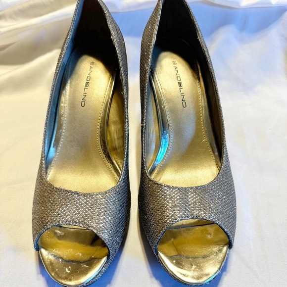 (6) BANDOLINO Open Toe Platform 3" Gold Tone Sparkly Heels - Picture 3 of 7